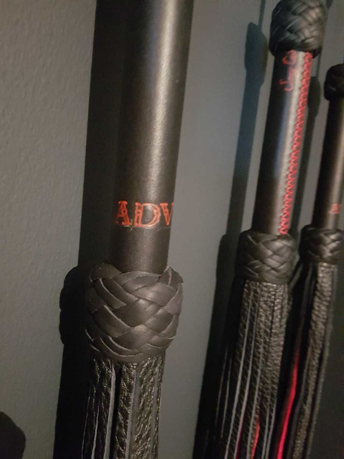 Martinets ADV - L'Antre Des Vices - premiers accessoires - Tag ADV Martinets ADV - L'Antre Des Vices - premiers accessoires - Tag ADV