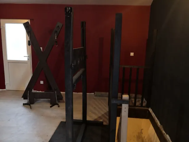 Nid Des Dépravations en travaux à l'Antre Des Vices, vos gites BDSM et donjons BDSM proche de Valence en Rhone-Alpes